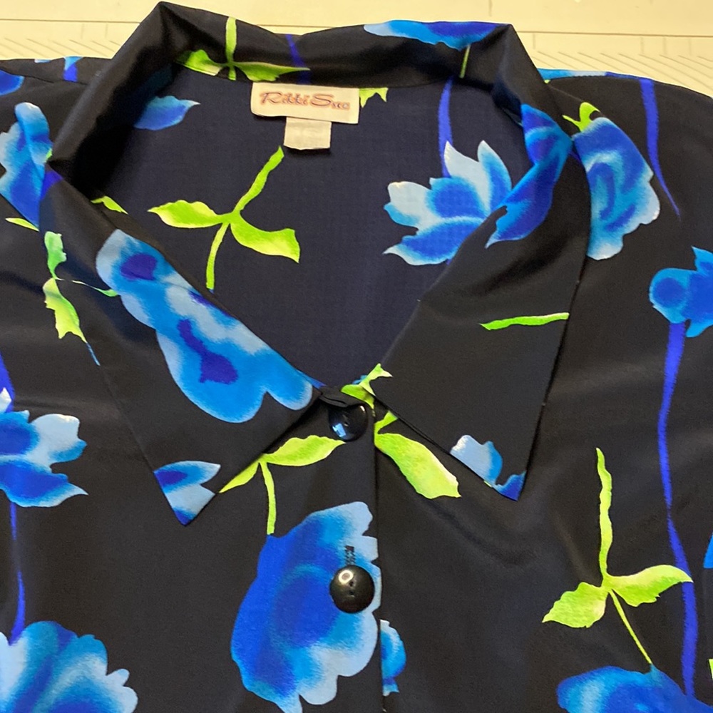 Rikki Sue Vintage Navy Blue Blouse With Blue Flowers. Size 22W